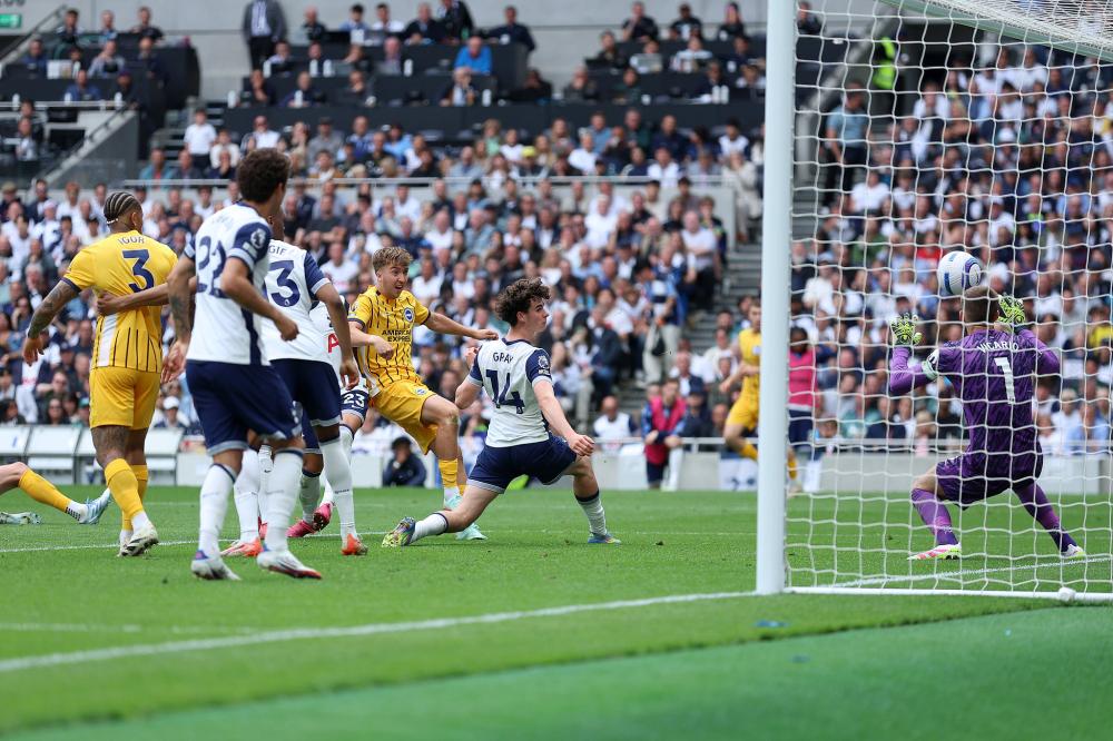 世界杯小组赛抽签揭晓，各组形势激烈，比利时、西班牙、法国等强队争夺晋级，姆巴佩与哈兰德有望对决，阿根廷实力强劲，晋级概率极高。